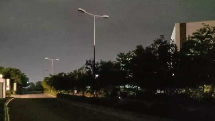 The Sri Lankan government is trying to save money by turning off street lights